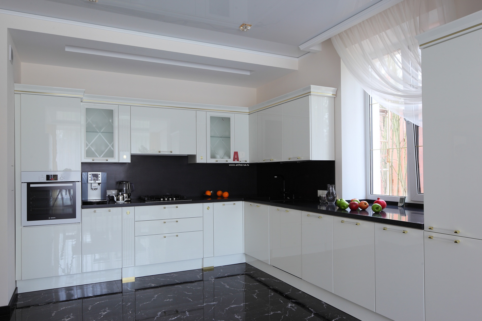 Современный дизайн кухонного гарнитура в белой гамме