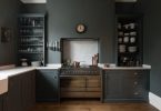 Тёмно-серый интерьер кухни с частном доме