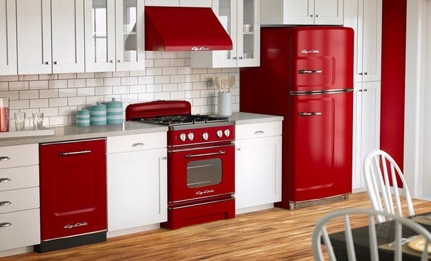 Ретро-техника сочного красного цвета в белом интерьере кухни