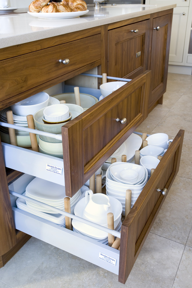 Глубокие выдвижные ящики с посудой от Woodale Designs Ireland