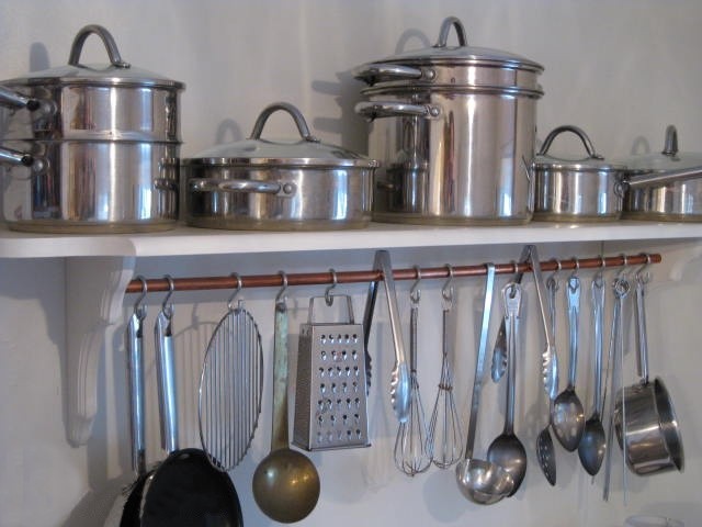 Подвесная конструкция для хранения кухонной утвари