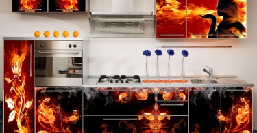 Кухонный гарнитур в красно-чёрной гамме с фотопечатью на фасаде