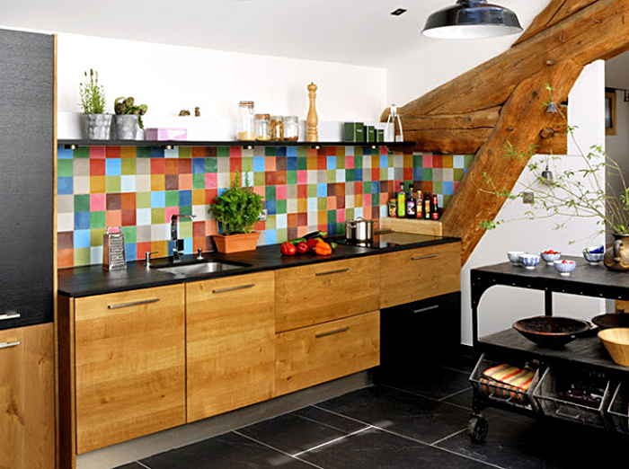 Яркий кухонный фартук, оформленный разноцветной плиткой