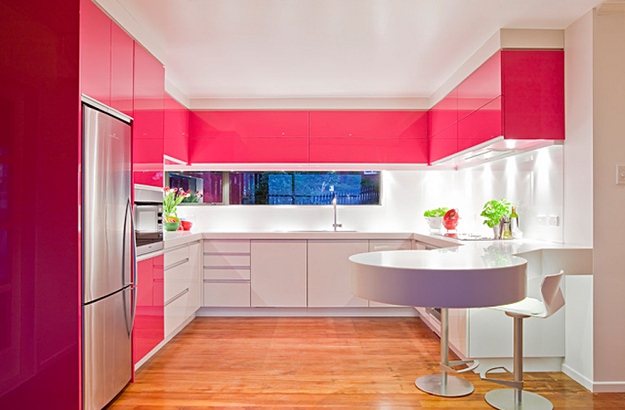 Минималистский дизайн интерьера кухни в розовой гамме