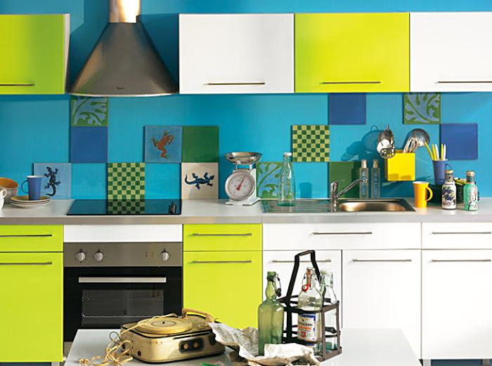 Контрастные бело-зелёные шкафчики на фоне синего фартука в интерьере кухни