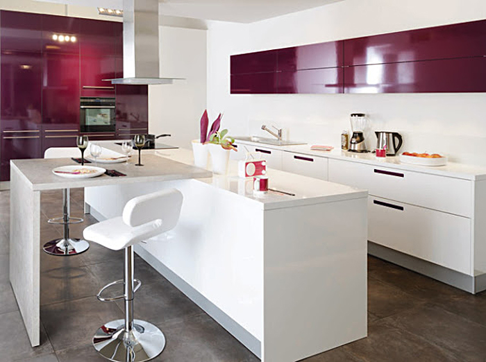 Контрастный дизайн бордовых навесных шкафов в белом интерьере кухни