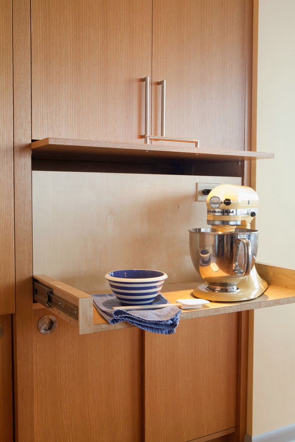 Специальный шкаф с выдвижной полкой для кухонных приборов