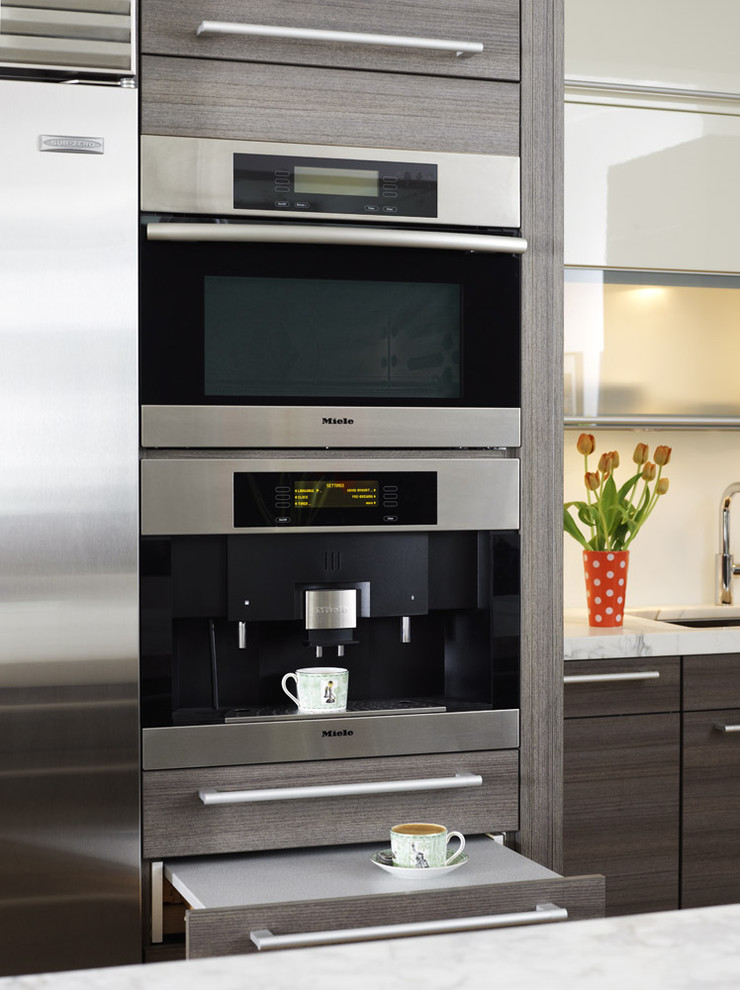 Дизайн встроенного блока кухонной техники: духовой шкаф и кофеварка