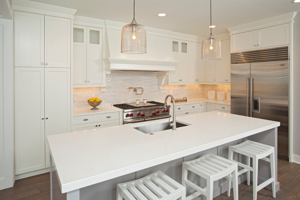 Потрясающий дизайн интерьера кухни в белой гамме от REFINED LLC