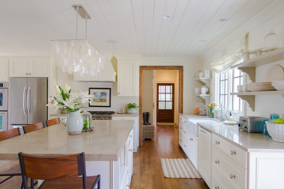 Потрясающий дизайн интерьера кухни в белой гамме от Abbey Construction Company, Inc.