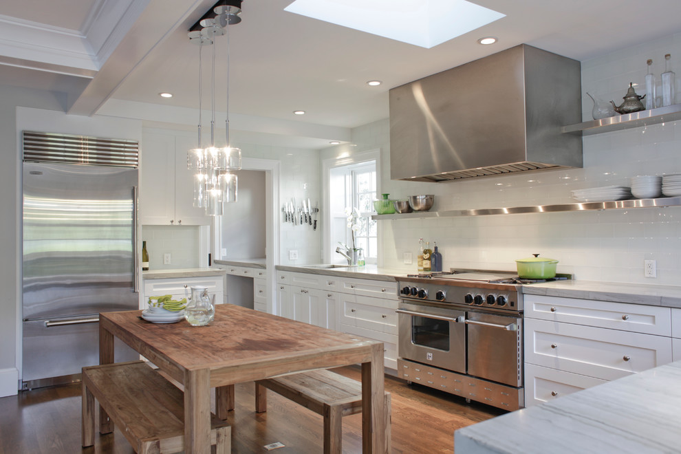Потрясающий дизайн интерьера кухни в белой гамме от F. Holland/Architect