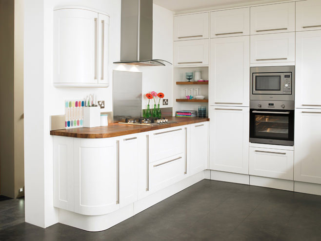 Элегантный дизайн интерьера кухни в белом цвете