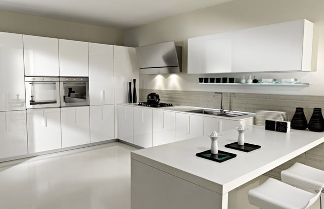 Элегантный дизайн интерьера кухни в белом цвете