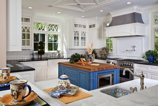 Элегантный дизайн белой кухни в винтажном стиле с фарфоровой посудой