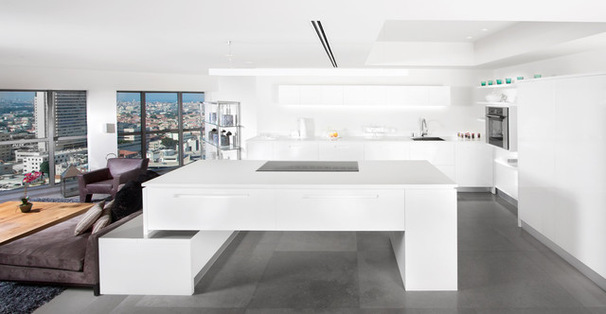 Потрясающий дизайн интерьера кухни в белой гамме от Elad Gonen