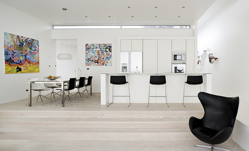 Чёрные кресла и стулья в стильном дизайне белой кухни 