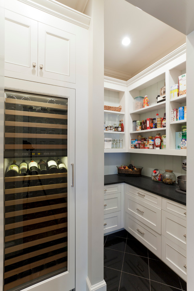 Холодильник для вина с прозрачной дверцей, встроенный в кухонный шкаф