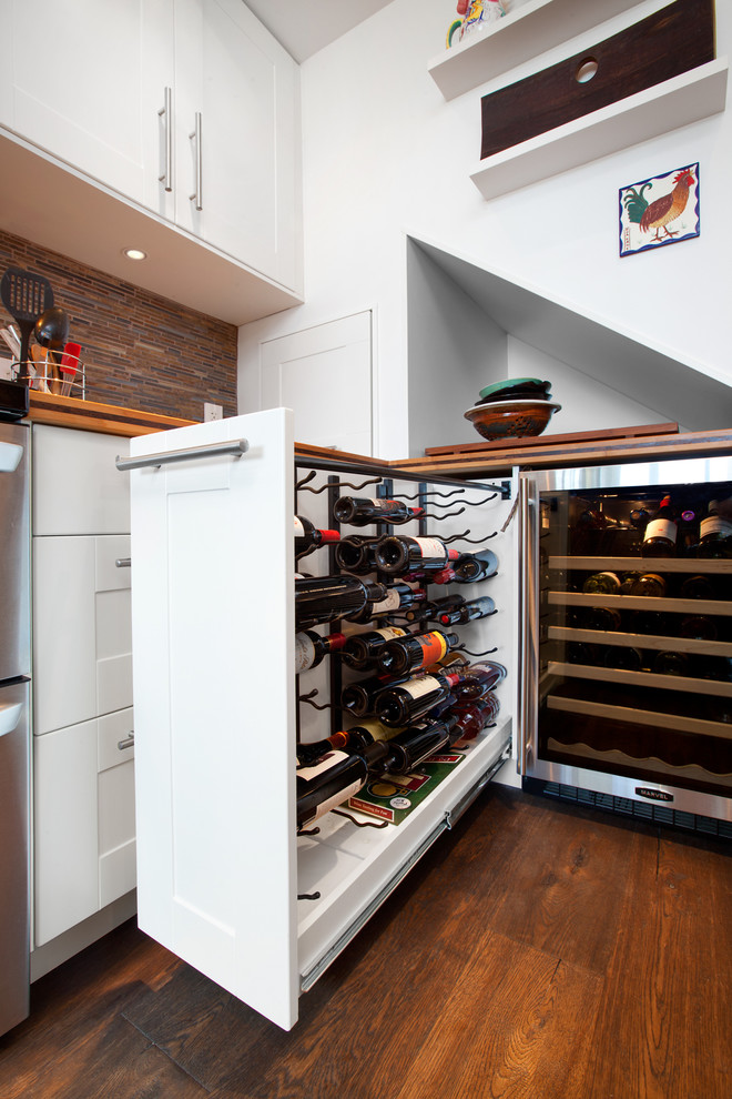 Холодильник для вина с прозрачной дверцей и выдвижной ящик для хранения напитков в кухонном гарнитуре