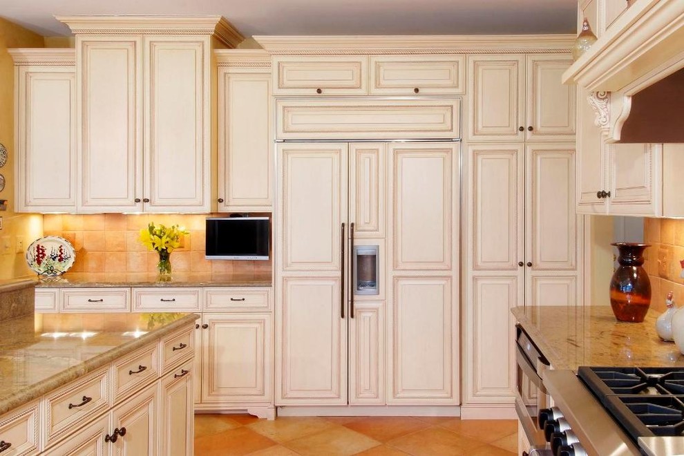 Стильный мебельный гарнитур в интерьере кухни от Cameo Kitchens, Inc.