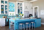 Яркие цвета в интерьере кухни: голубые оттенки